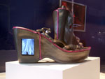 Sapato desenvolvido pensando na insegurana das prostitutas. Dotado de LCD no p direito e GPS no esquerdo, capaz de acionar alarme em caso de perigo