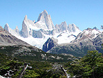 El Chlten: A est o monte Fitz Roy. Depois de 1h45min de trilha, chega-se a um dos miradores do solene pico andino