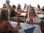 Aps as fotos, as candidatas, familiares e a equipe de produo do evento participaram de um almoo