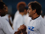 Antes da partida comear, Srgio Ramirez e Ren Simes com camisas pedindo paz se cumprimentaram