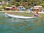 Usar barcos dos pescadores artesanais  uma alternativa de diverso para as crianas que vivem na Costa da lagoa, onde ainda no  possvel chegar de carro