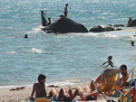 Tranqilidade na gua e diverso nas pedras e no mar fazem parte da rotina de Ponta das Canas