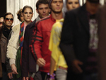Cores vibrantes, moda de rua comportada e esportiva, sobreposies e um pouco da atmosfera dos anos 80 pde ser conferida nos primeiros looks