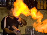 Garons do bar fazem um show  parte
