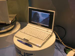 Lanado - Asus Eee PC (peso 920g; preo sugerido US$ 299 a US$ 499): Intel Celeron 800 ou 900MHz, 512MB a 1GB de RAM , flash memory de 2GB-8GB, tela de sete polegadas, Xandros ou Windows XP, webcam de 0.3 megapixels