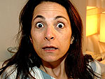 Altamira (Deborah Finocchiaro) leva susto no quarto 
