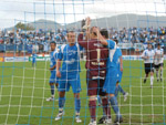 Jogadore abraam Eduardo Martini depois que o goleiro defendeu o pnalti de Soares