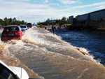Na BR-101, entre o km 403 e 412, em Ararangu, no Sul do Estado, h uma lmina de 30 centmetros de gua sobre a pista