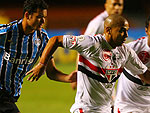 Os minutos foram passando e nada de uma concluso ao gol. S aos 29 minutos, o atacante Perea avanou pela esquerda e chutou cruzado. Mas o goleiro Rogrio Ceni defendeu
