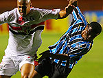 No segundo tempo, o tricolor gacho entrou mais centrado e objetivo em campo. Em trs minutos, o Grmio teve duas chances de abrir o marcador