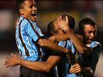 E aos 4 minutos do gol dos gachos. Paulo Srgio cobra falta com fora na marca do pnalti. O zagueiro Pereira salta mais alto para cabecear livre para as redes