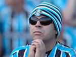 Mesmo antes de o jogo comear, torcedor gremista j rezava