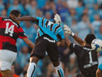 O colombiano Perea teve boas chances na etapa inicial em chutes de mdia distncia e em dividida com o goleiro Bruno (na foto)