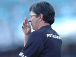 O tcnico do Flamengo Caio Jnior observa a partida