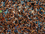 Torcida do Grmio foge como pode do forte sol na bela tarde de domingo no Olmpico