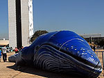 Greenpeace levou uma baleia inflvel para protesto em Braslia