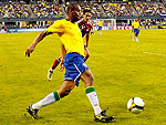 Brasil 3x2 Canad – No segundo tempo, Dunga no fez substituies e o Brasil continuou inoperante. O Canad, mesmo sem ser brilhante mas tocando a bola com conscincia, empatou o jogo aos dez minutos. Guzman soltou uma bomba, sem chances para Jlio Csar.