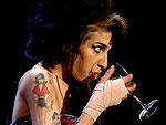 Amy Winehouse no perdeu a chance de beber umas e outras no show do dia 30