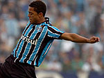 Rafael Carioca tenta dominar a bola