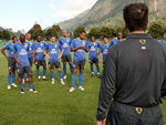 Tcnico Dunga conversa com os jogadores