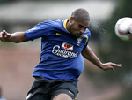 Atacante Adriano treinando um de seus pontos fortes, o cabeceio