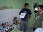 Bastidores de gravao do episdio Catarina, diretor Rafael Figueiredo com papel na mo, o diretor de arte Bernardo Zorta e a menina Caroline Guedes