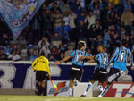 Jogadores comemoram com Roger mais um gol de pnalti na partida