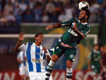 Vlber disputa a bola com Diego, do juventude, que foi expulso no final da partida