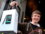 Em Londres, na Inglaterra, Mark Slater  o primeiro cliente a sair da loja da Mac com seu iPhone 3G