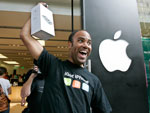 Kevin Edward, de Palo Alto, na Califrnia, comemora a aquisio do iPhone 3G enquanto outros clientes aguardam na fila