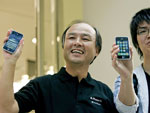 Em Tquio, no Japo, dois dos primeiros a comprar o iPhone 3G, da Apple