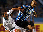Atacante Marcel na disputa pela bola