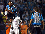 Zagueiro Pereira busca a bola l no alto