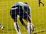Jogando em casa, o Figueirense foi para o ataque. No detalhe, o goleiro gremista Victor defende chute forte do clube catarinense