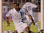 Reinaldo completa o cruzamento de Makelele e marca o sexto gol gremista na partida