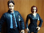ARQUIVO-X: Fox Mulder e Dana Scully querem investigar os eventos sobrenaturais na sua estante.