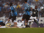 O gramado molhado dificultou a armao de jogadas por parte das duas equipes