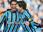 Grmio 2x0 Vitria – Aps cruzamento de Perea, William Magro abriu o placar aos 18 minutos do primeiro tempo