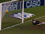 Clemer não conseguiu defender a bola desviada de cabeça pelo zagueiro do Grêmio Leo