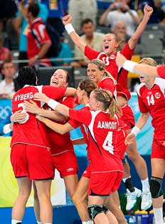 Norueguesas comemoram o ouro sobre as russas&nbsp;-&nbsp;Srdjan Suki, EFE