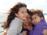 Susete Leite, de Laguna, com as filhas Jlia e Sofia