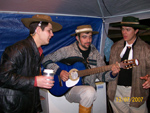 Artur, Elcio e Rafael, de Lages (SC), cantando no acampamento da Mostra do Campo