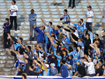 As tradicionais provocaes entre as torcidas. No detalhe, a torcida gremista provoca a torcida colorada