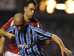 O volante do Inter, Magrão, em disputa com o uruguaio Orteman