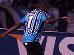 Perea entrou no segundo tempo e marcou o primeiro do Grêmio na partida, driblando Índio na área e chutando para o gol