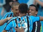 Apesar da baixa estatura, Soares conseguiu completar de cabea o cruzamento de Marcel