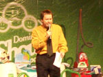 Gugu Streit no palco, comandando mais uma edio do Domingo Show 