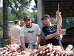 Paulo Rogerio Almeida Sousa e seu colega Luis Fernando, salgando a carne 