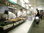 Um chef comanda uma cozinha profissional para os funcionrios