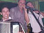 Osrio Paines dando uma de cantor do grupo Sapucay da Fronteira, em Itaqui 